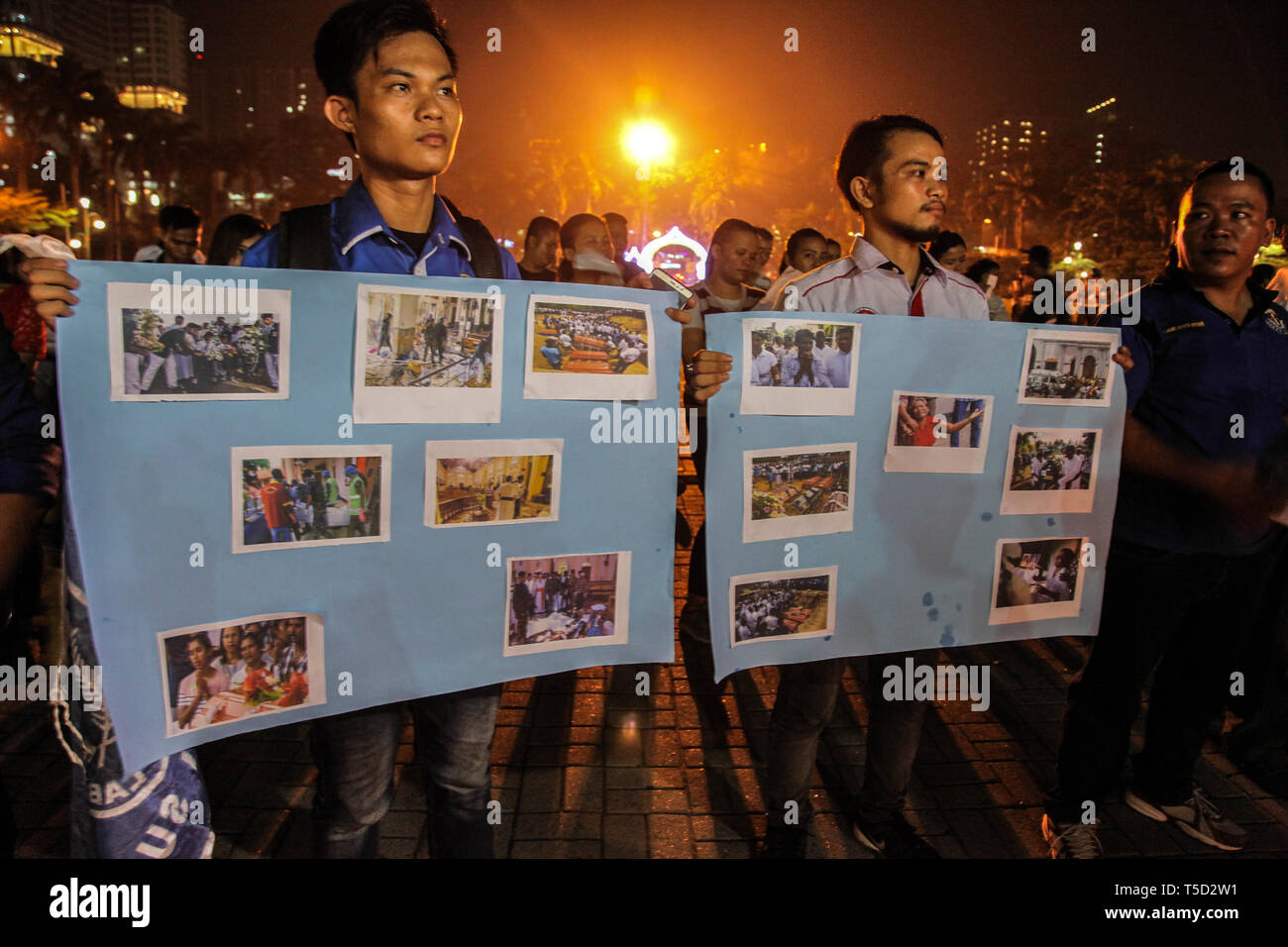 Medan, Nord de Sumatra, en Indonésie. Apr 24, 2019. Les étudiants chrétiens indonésiens détiennent les affiches comme la solidarité pour les victimes des explosions du Sri Lanka, à Jakarta le 24 avril 2019. Neuf kamikazes à partir d'une classe moyenne instruite effectué une attaque au Sri Lanka qui a tué plus de 350 personnes. Le dimanche de Pâques, les autorités ont déclaré qu'ils ont mis en garde mercredi lors d'une menace terroriste et a continué à procéder à des arrestations. Albert Crédit : Ivan Damanik/ZUMA/Alamy Fil Live News Banque D'Images