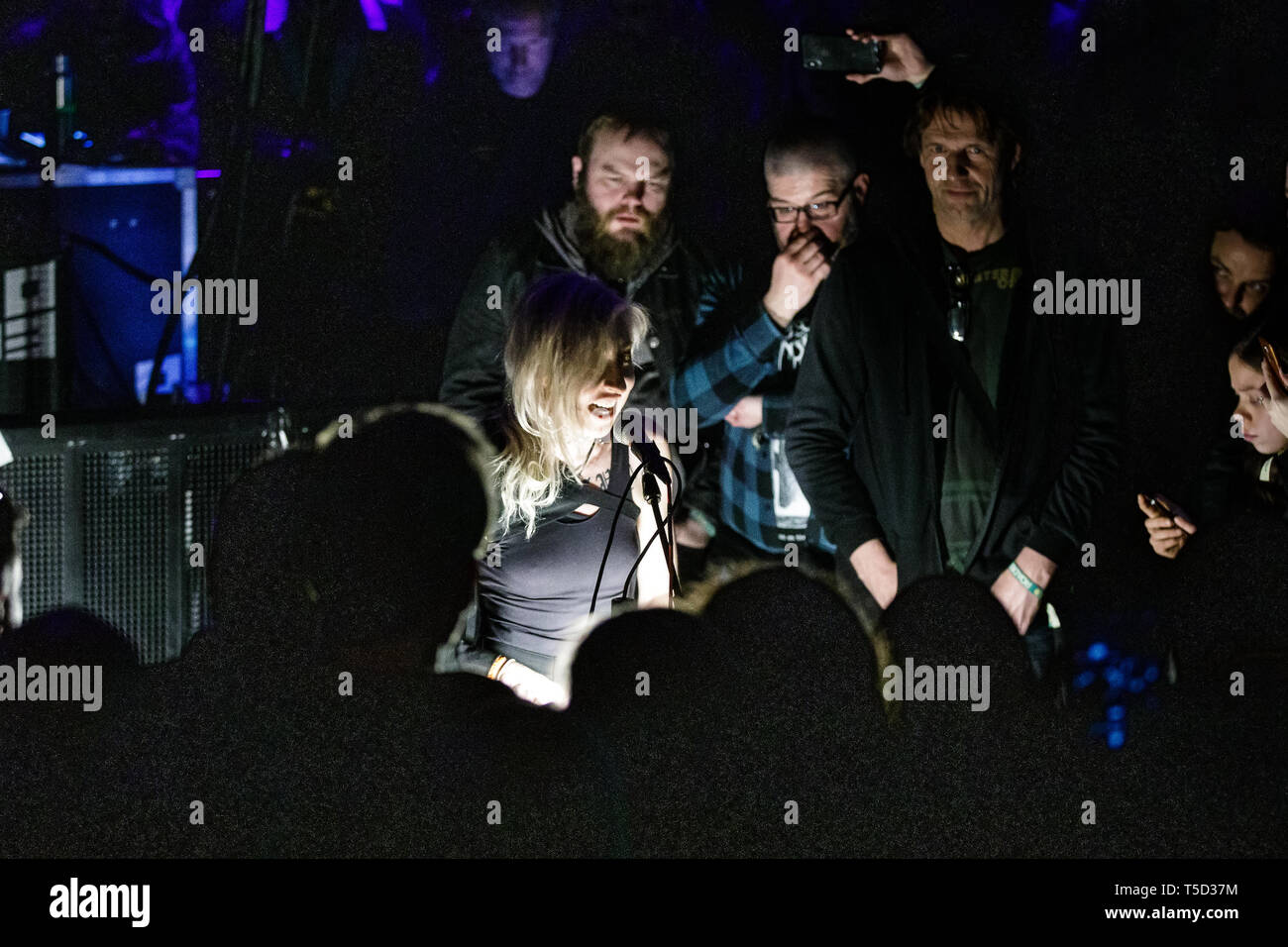 Pays-bas, Tilburg - Avril 11, 2019. L'alternative metal act Lingua Ignota effectue un concert live au cours de la Dutch metal festival Roadburn Festival 2019 à Tilburg. (Photo crédit : Gonzales Photo - Peter Troest). Banque D'Images