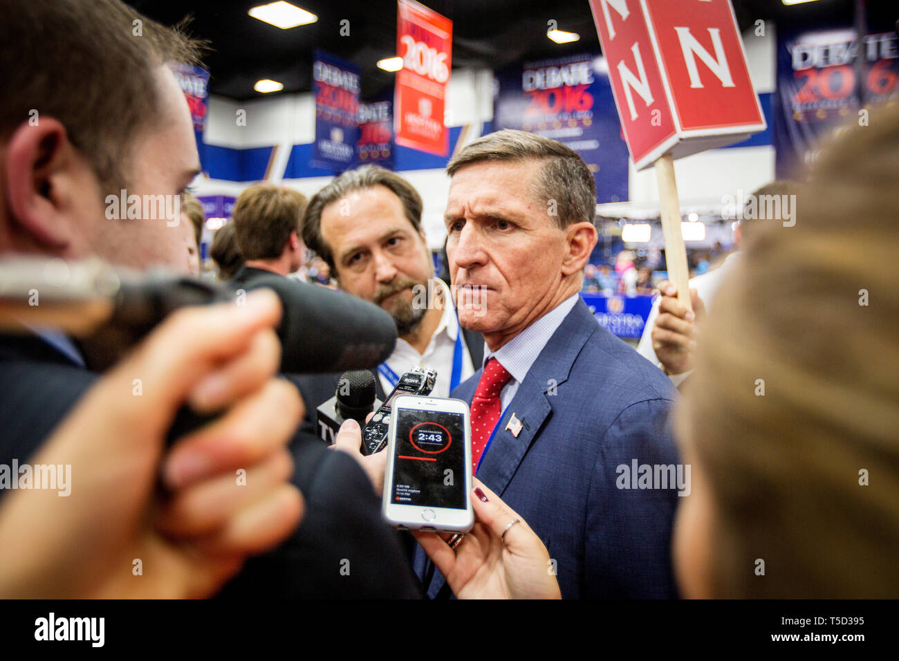 Substitution d'atout et conseiller militaire, le général Michael T. Flynn. Le Democrate et républicain nominés pour le président des États-Unis, Mme Hillary Rodham Clinton, et Donald John Trump, s'est réuni le 26 septembre pour la première tête à tête de débat présidentiel à l'Université Hofstra, à Long Island. Banque D'Images