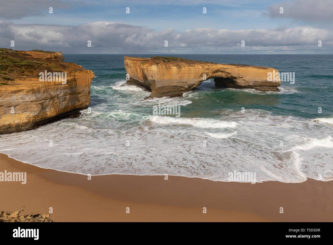 London Arch (anciennement Pont), le long de la Great Ocean Road à Port Campbell National Park, près de Peterborough, Victoria, Australie Banque D'Images