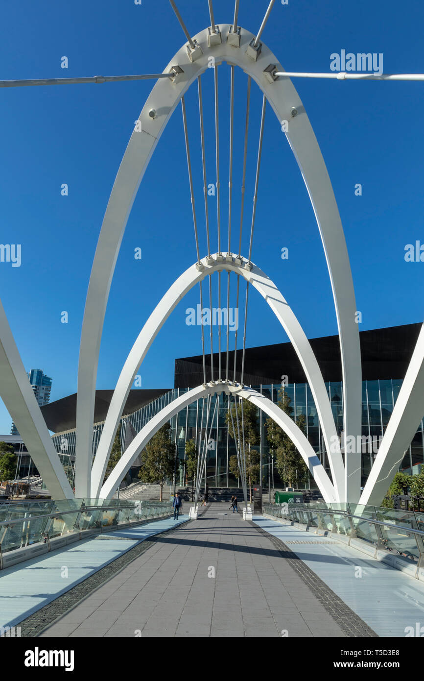 Pont piétonnier de mer de l'autre côté de la rivière Yarra, près de Melbourne Convention Centre, Melbourne, Australie Banque D'Images