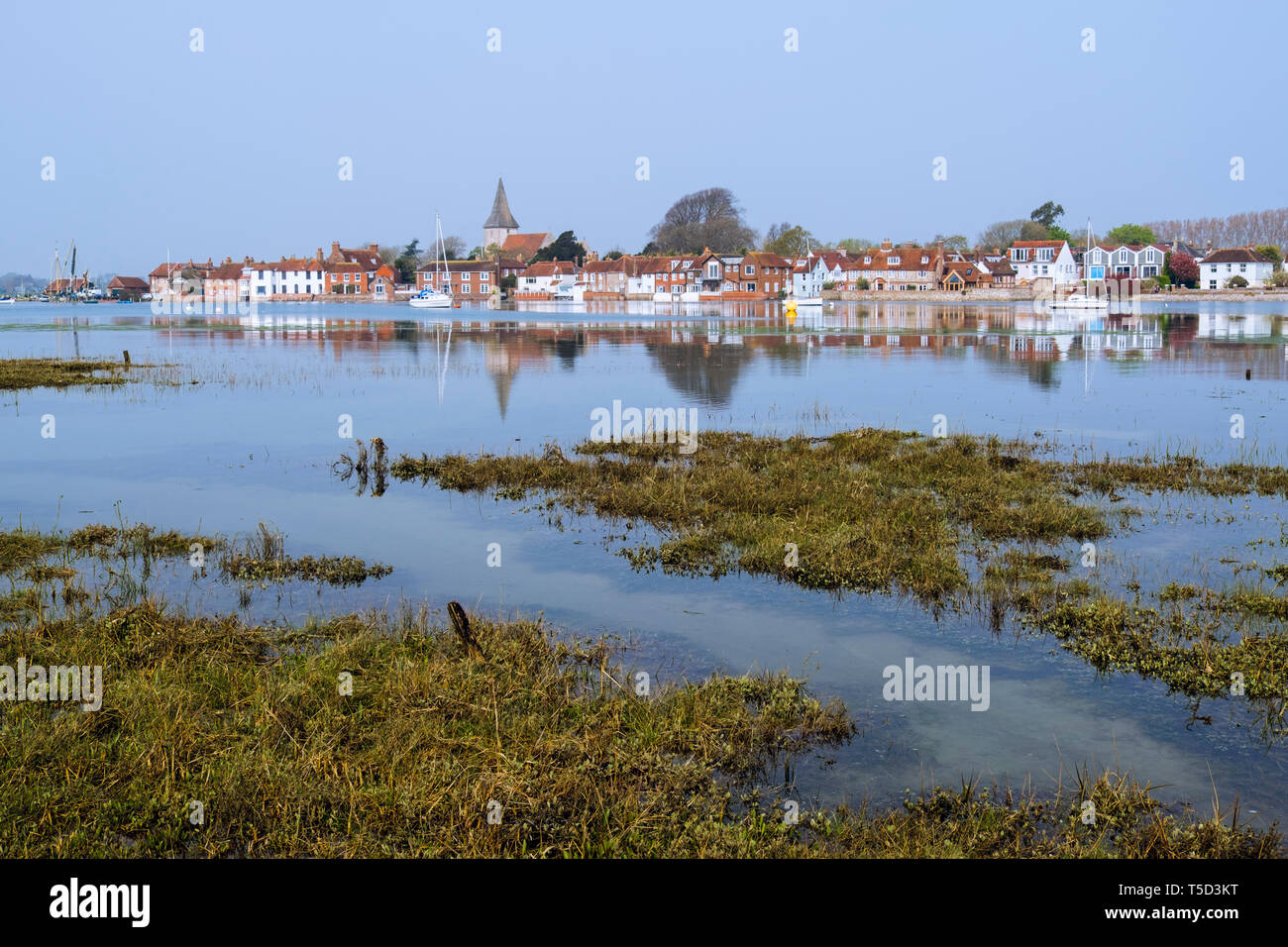 Village reflétée dans les eaux encore de Bosham Creek à marée haute à Chichester Harbour. Bosham, West Sussex, England, UK, Grande-Bretagne, Europe Banque D'Images