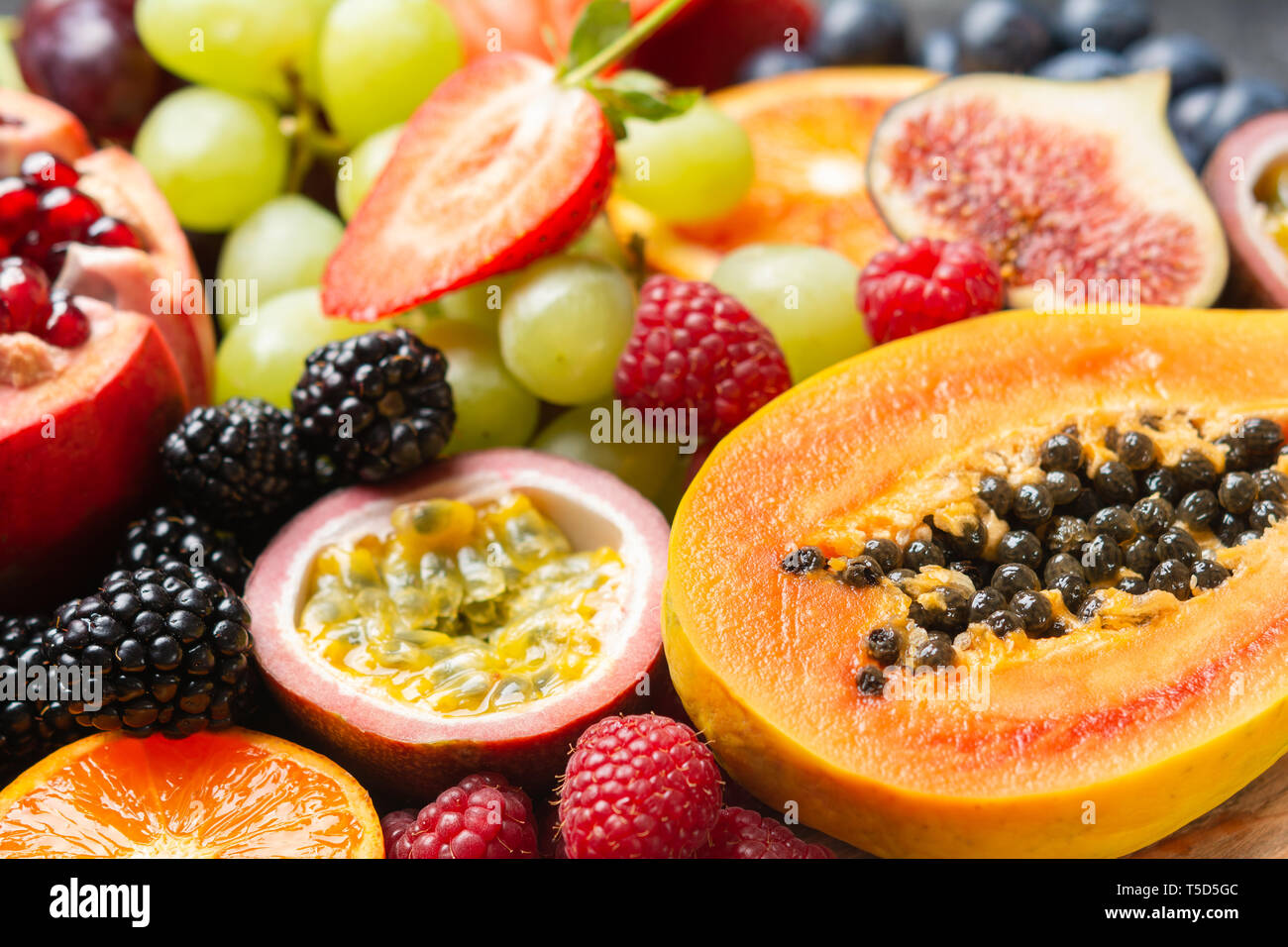 De délicieux fruits sains Papaye Mangue fond oranges fraises fruits de la passion fruits rouges, selective focus Banque D'Images