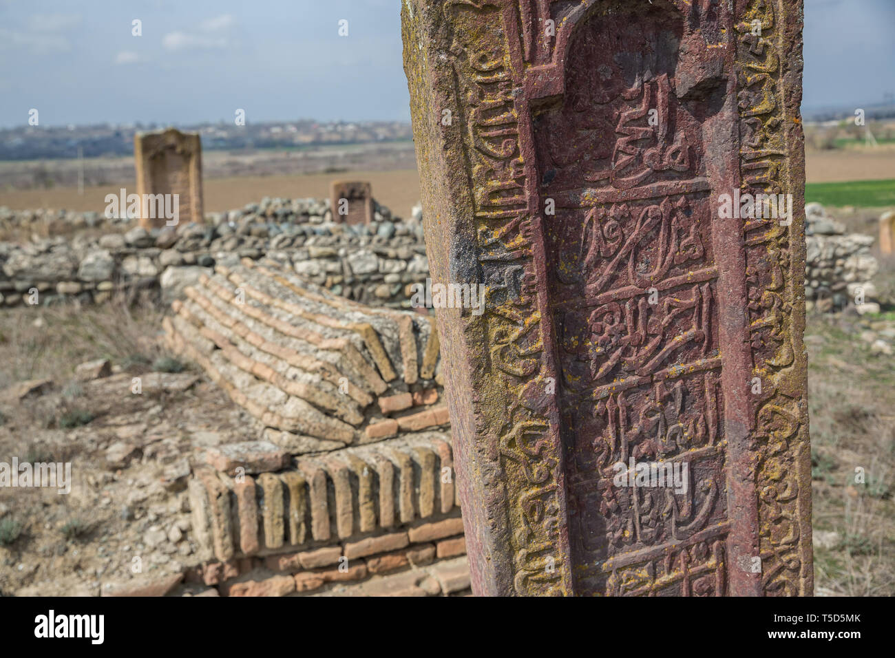 Ancien cimetière musulman près de Agstafa, l'Azerbaïdjan avec les écrits sur le farsi pour graphique et web design, de site web ou application mobile. Banque D'Images