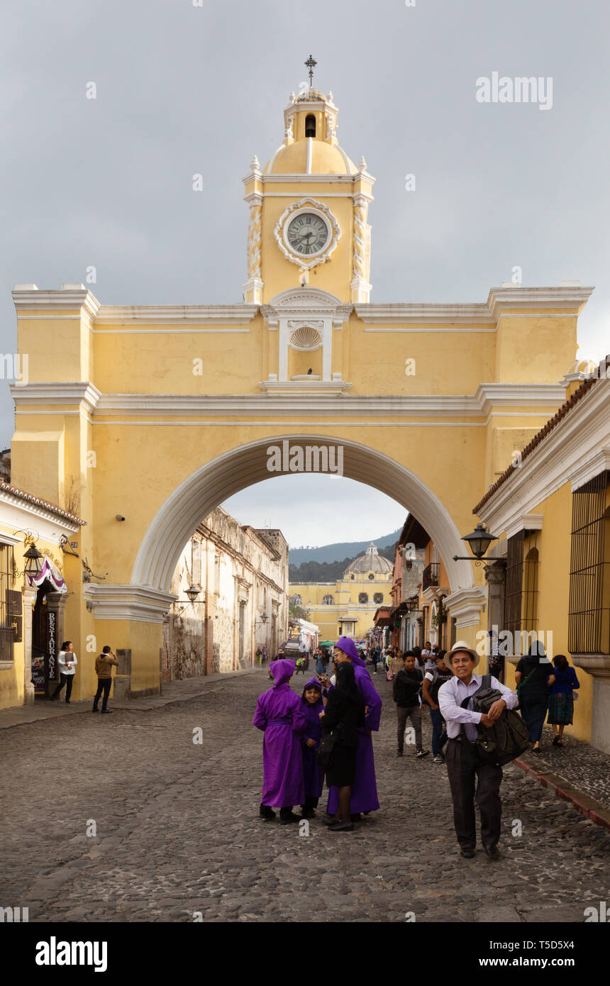 Les gens en costume religieux durant la Semaine Sainte à l'Arc de Santa Catalina ( El Arco Santa Catalina ), Antigua, Guatemala Amérique Centrale Banque D'Images