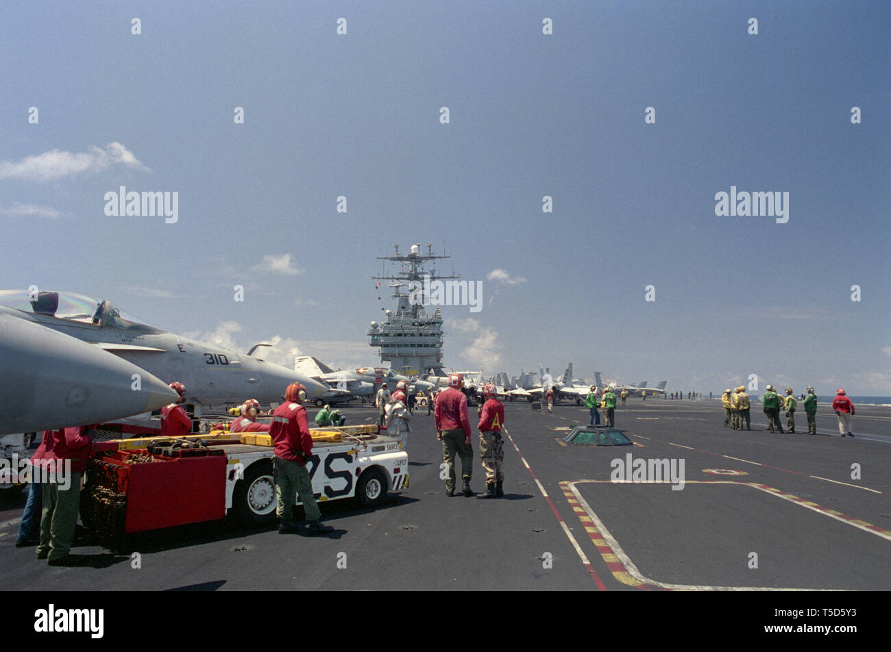 1er novembre 1993 le pont de vol de 4.5 acres du porte-avions USS Abraham Lincoln de la Marine américaine dans l'océan Indien, à 50 miles de Mogadiscio, Somalie. F/A-18 Hornets stationnés et une « équipe de crash » avec leur MD-3 Navy Tractor/Fire Truck est prête à démarrer. Banque D'Images