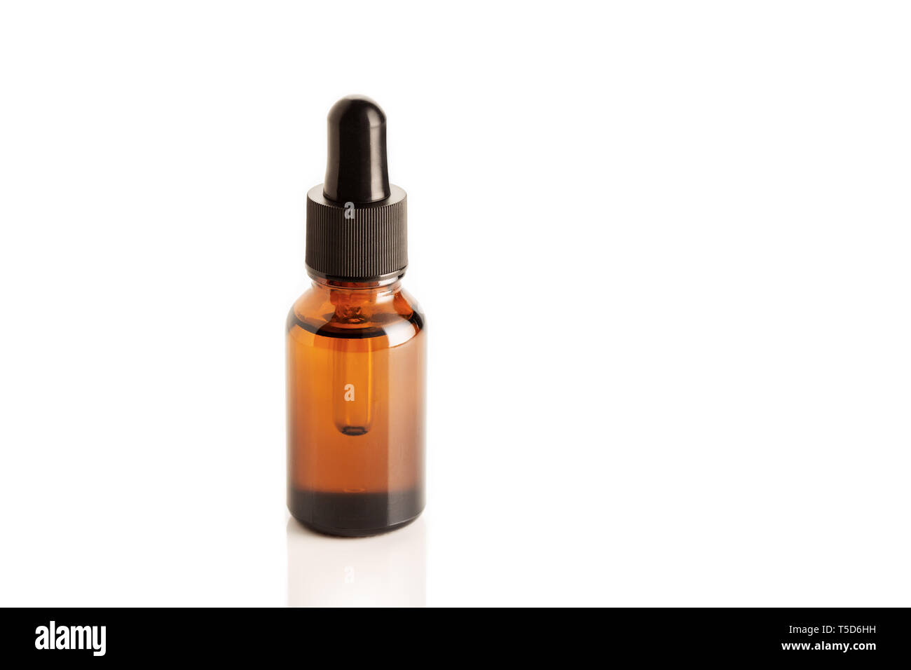 Flacon compte-gouttes avec Orange isolé sur fond blanc. Copy space Banque D'Images