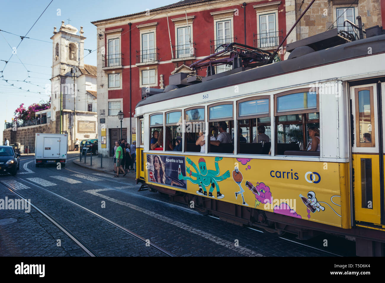 Tramway jaune traditionnel sur Largo Portas do Sol à Lisbonne, Portugal Banque D'Images