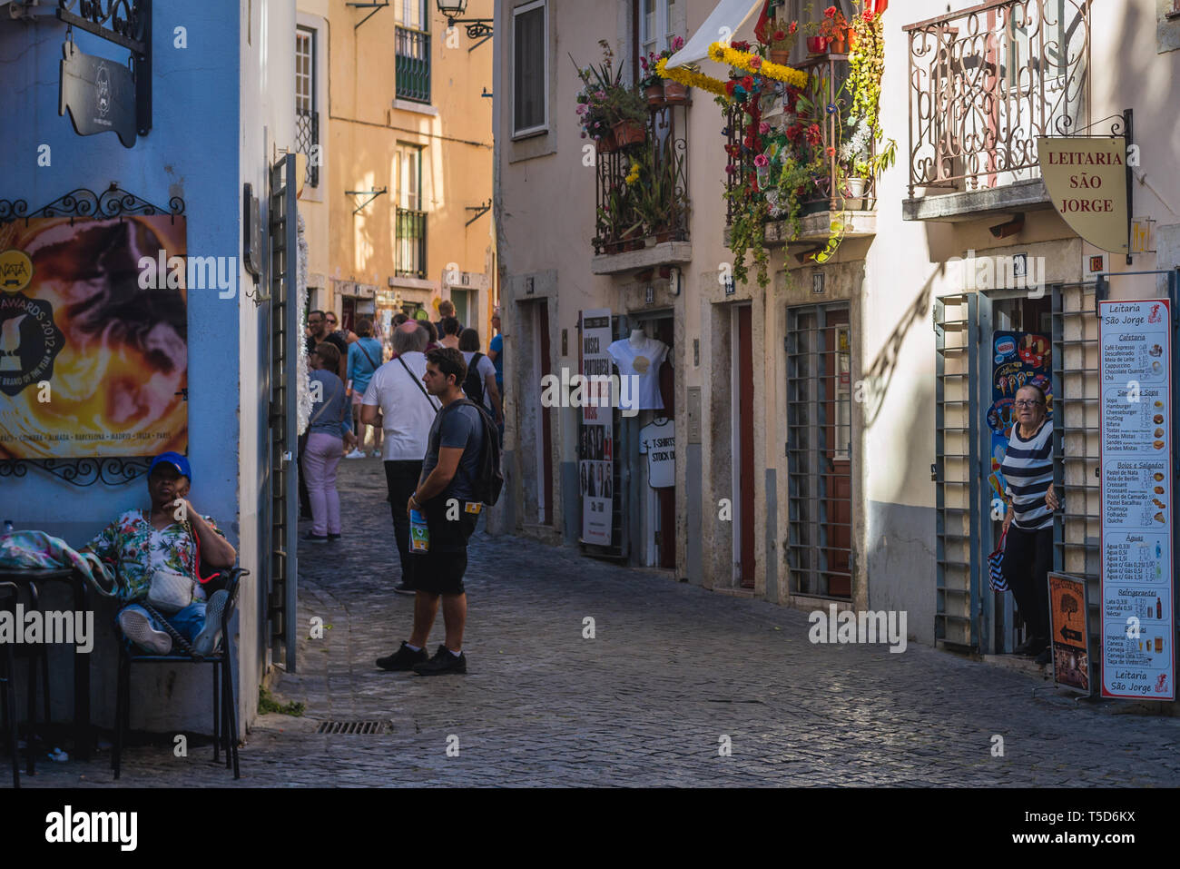 Rue étroite d'Alfama à Lisbonne, Portugal Banque D'Images