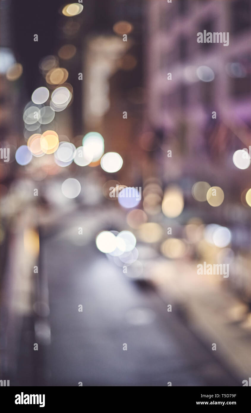 Les lumières de la ville floues la nuit, couleur tonique résumé contexte urbain. Banque D'Images