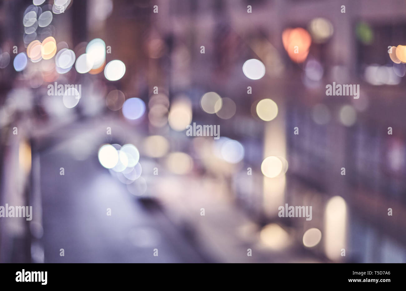 Les lumières de la ville floues la nuit, couleur tonique résumé contexte urbain. Banque D'Images