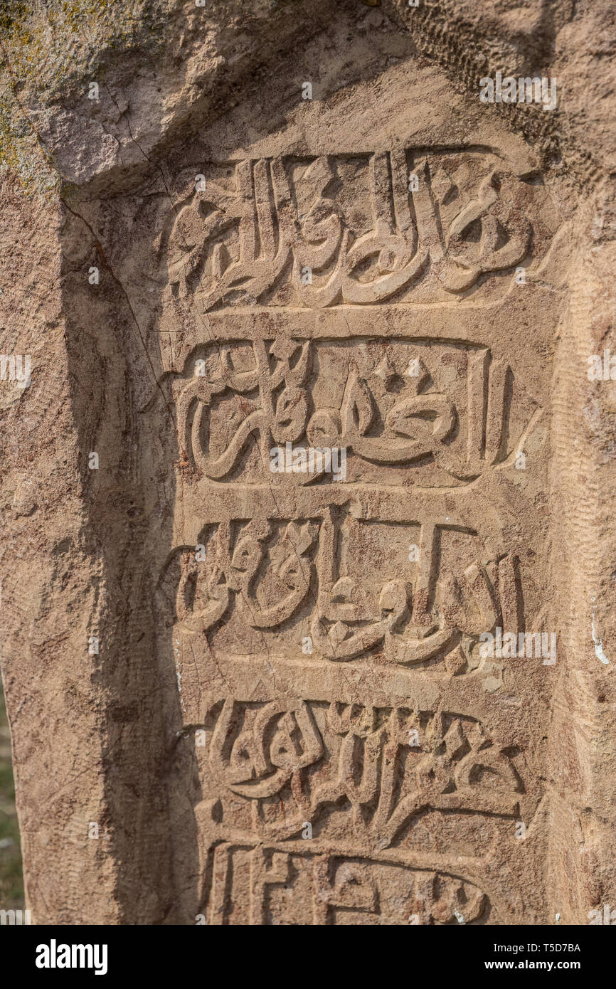 Ancien cimetière musulman près de Agstafa, l'Azerbaïdjan avec les écrits sur le farsi pour graphique et web design, de site web ou application mobile. Banque D'Images