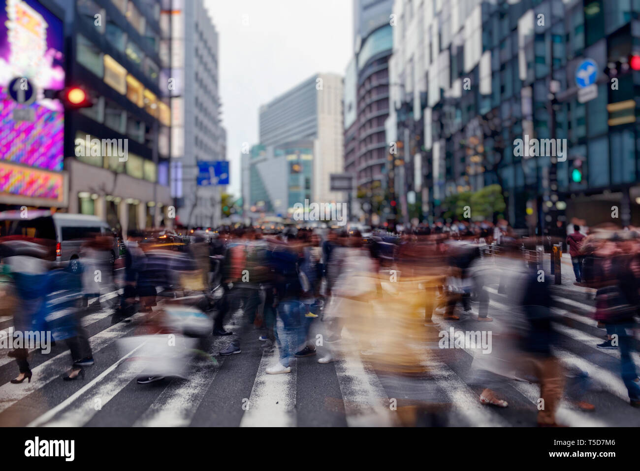Les gens qui marchent en passage pour piétons à Osaka Banque D'Images