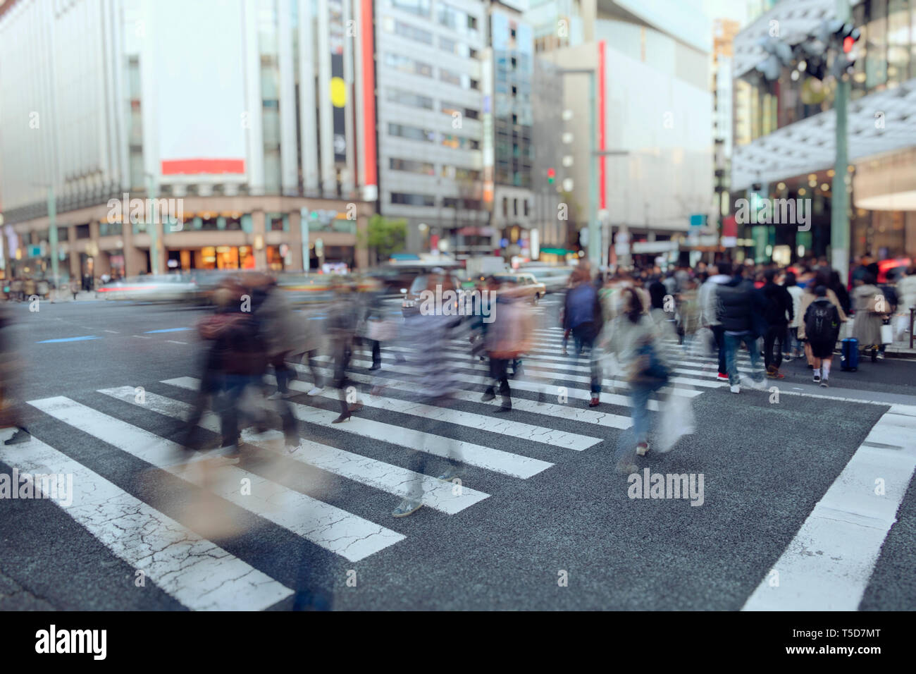 Les gens qui marchent en passage pour piétons à Osaka Banque D'Images