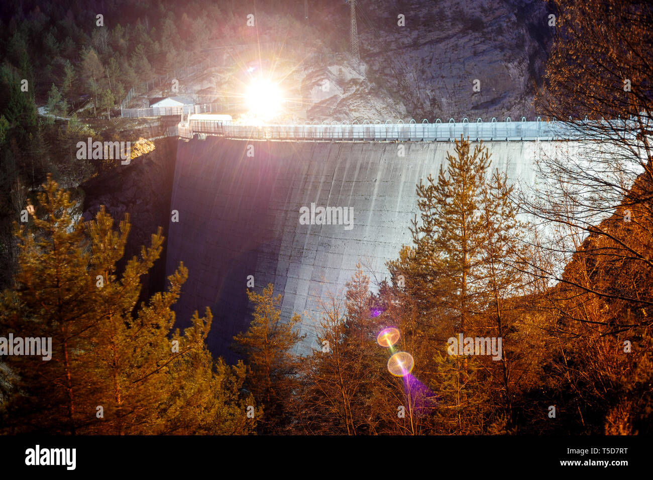 Nuit capture d'un barrage dans les alpes Banque D'Images
