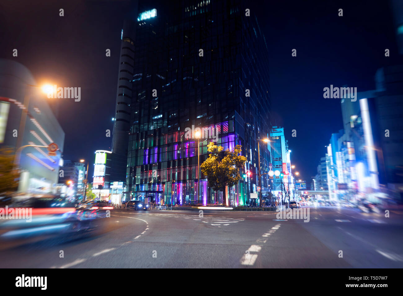 Gratte-ciel dans la nuit à Osaka, Japon Banque D'Images
