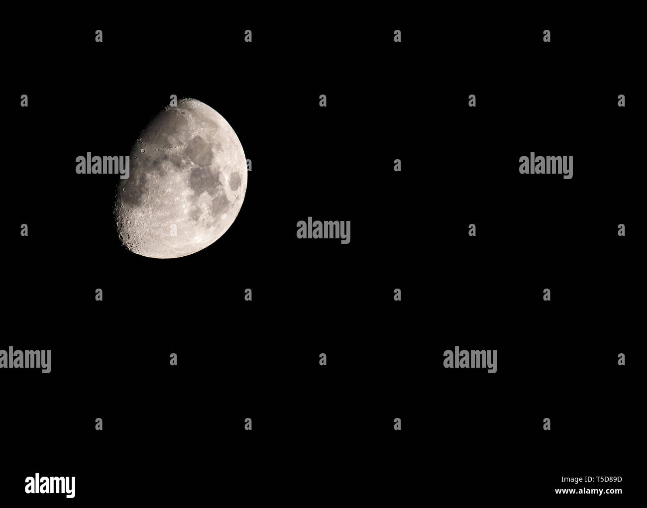 Belle lune détaillées avec impact crater est dans le ciel à la recherche sur nous Banque D'Images