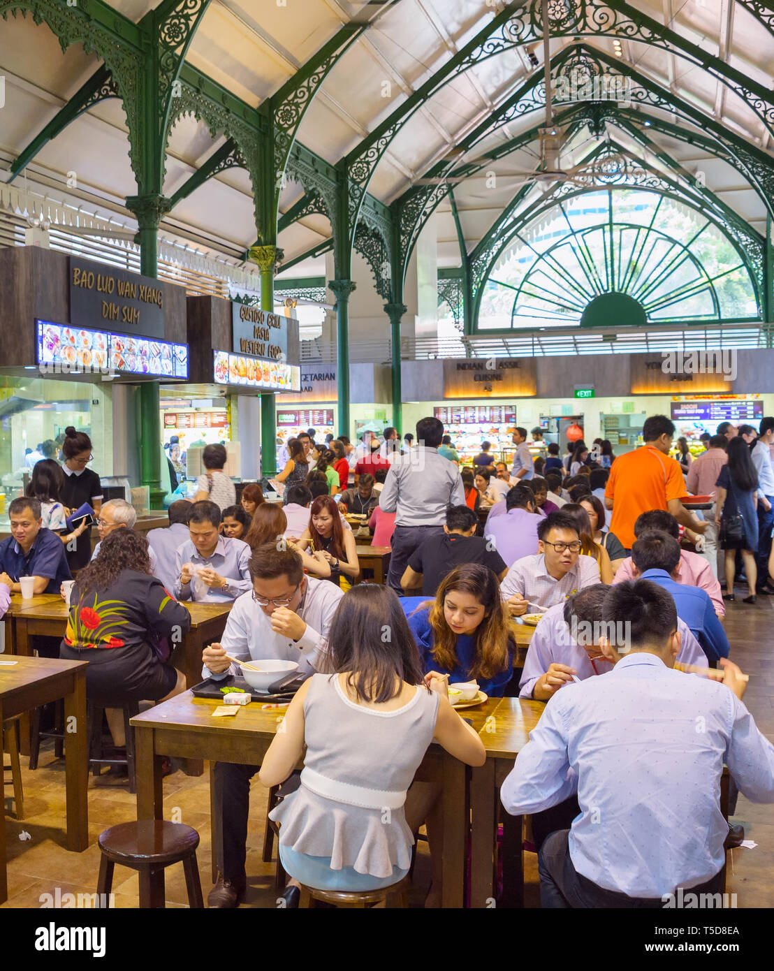 Singapour - Jan 16, 2017 : Les gens de la nourriture populaire cour à Singapour. Des stands de nourriture bon marché sont nombreux dans la ville de sorte que la plupart des Singapouriens dîner dehors un Banque D'Images