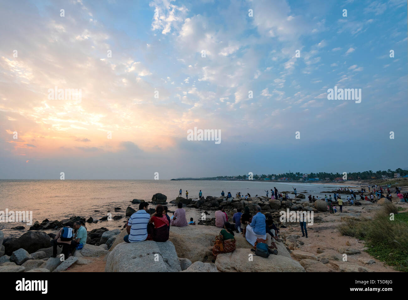Vue horizontale de personnes pour le coucher du soleil à Kanyakumari, Inde. Banque D'Images
