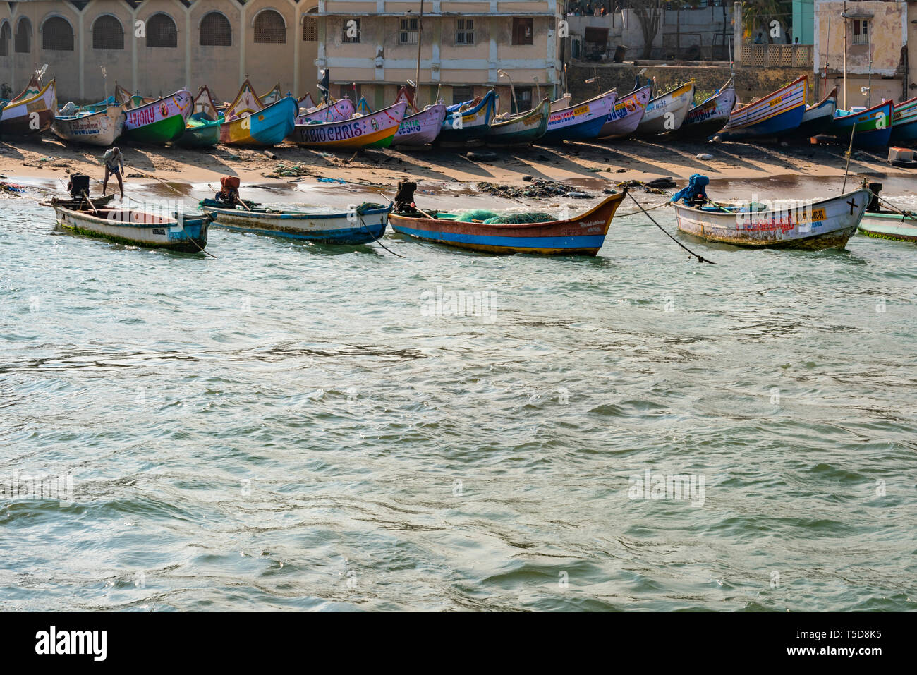 Vue horizontale de bateaux de pêche colorés sur la plage de Kanyakumari, Inde. Banque D'Images