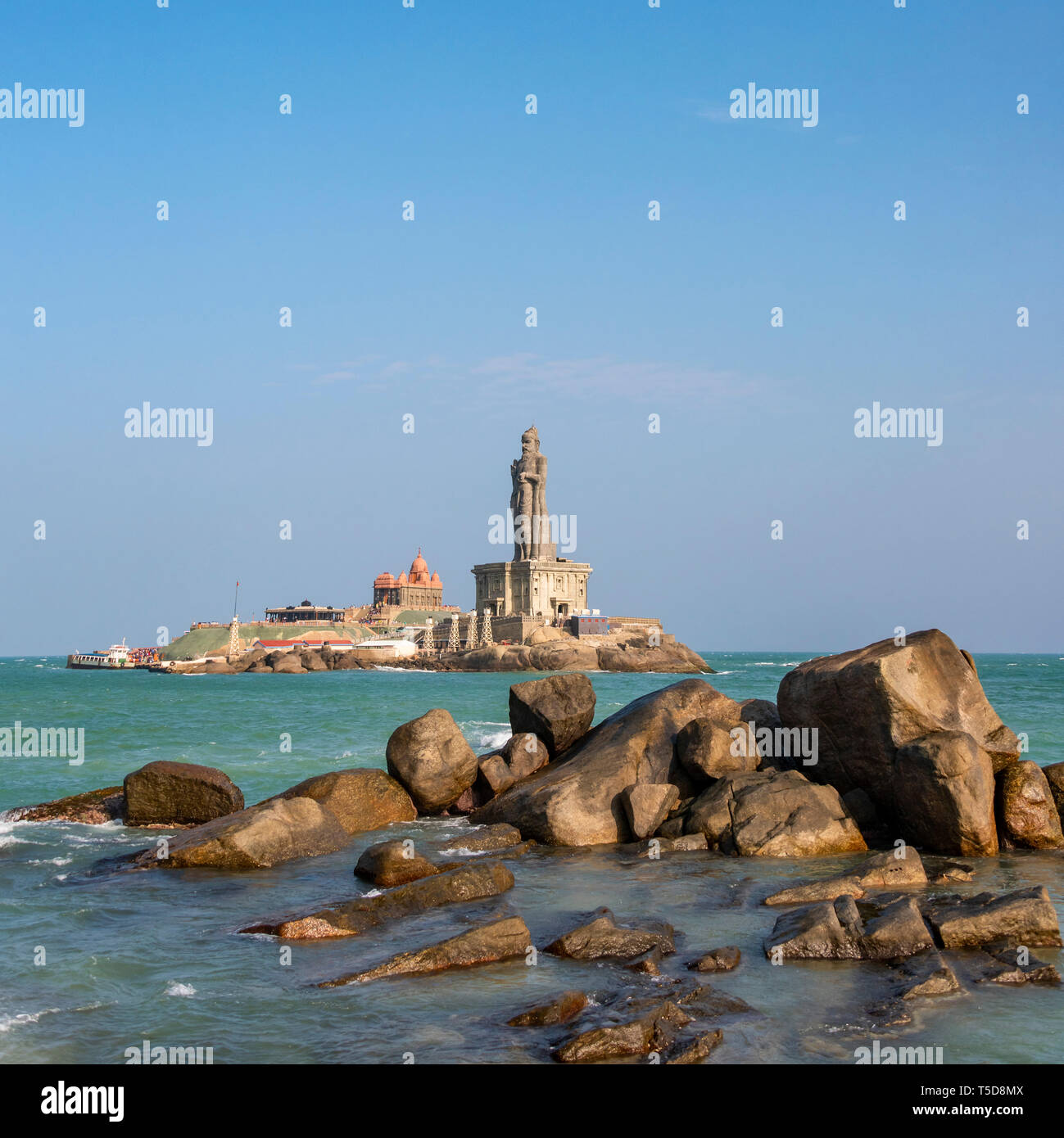 Vue sur place de la Vivekananda memorial rock et Thiruvalluvar Statue à Kanyakumari, Inde. Banque D'Images