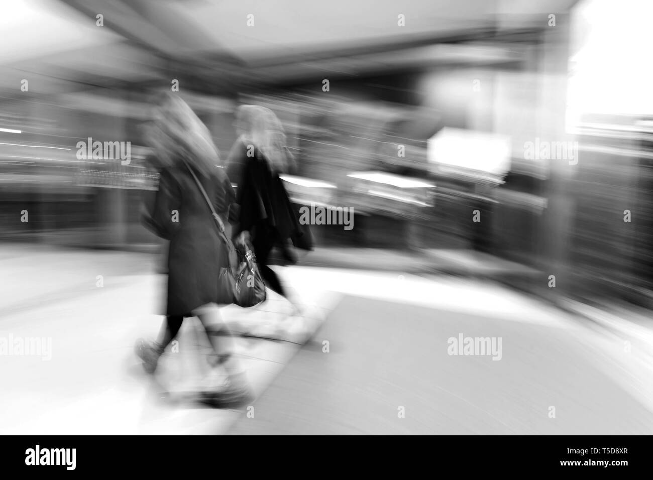 Centre commercial floue, les gens se précipiter par couloir, effet de zoom Banque D'Images