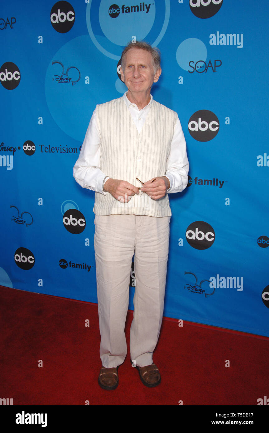 LOS ANGELES, CA. 20 juillet 2006 : star RENE AUBERJONOIS Boston légal au Disney ABC TV All Star Party à Kidspace à Pasadena. © 2006 Paul Smith / Featureflash Banque D'Images