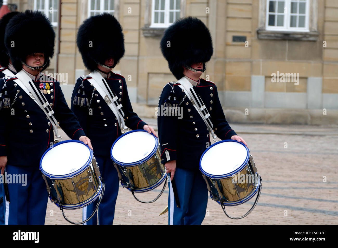 Les gardiens de la vie royale devant le Palais d'Amalienborg, Copenhague, Danemark, Europe Banque D'Images