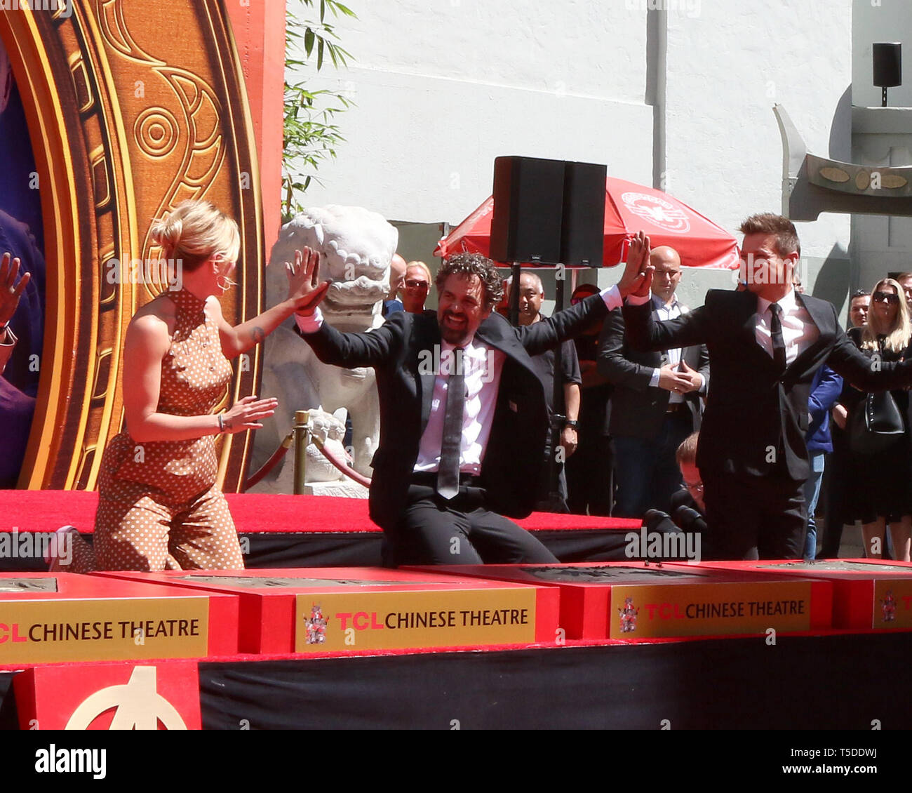 23 avril 2019 - Los Angeles, CA, USA - LOS ANGELES - APR 23 : Robert Downey Jr, Scarlett Johansson, Mark Ruffalo au Acteurs Avengers Handprint cérémonie au Théâtre chinois de Grauman le 23 avril 2019 à Los Angeles, CA (crédit Image : © Kay Blake/Zuma sur le fil) Banque D'Images