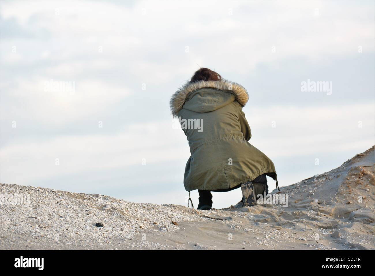 Femme sur les rives du New Jersey et du Delaware dans le froid la marche et faire des images et des photographies en hiver Banque D'Images