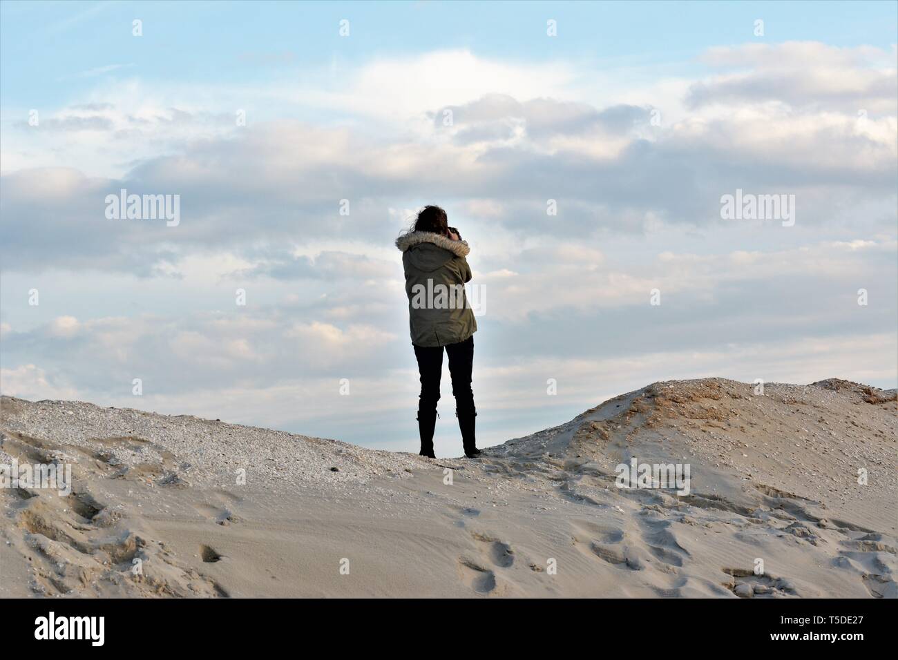 Femme sur les rives du New Jersey et du Delaware dans le froid la marche et faire des images et des photographies en hiver Banque D'Images