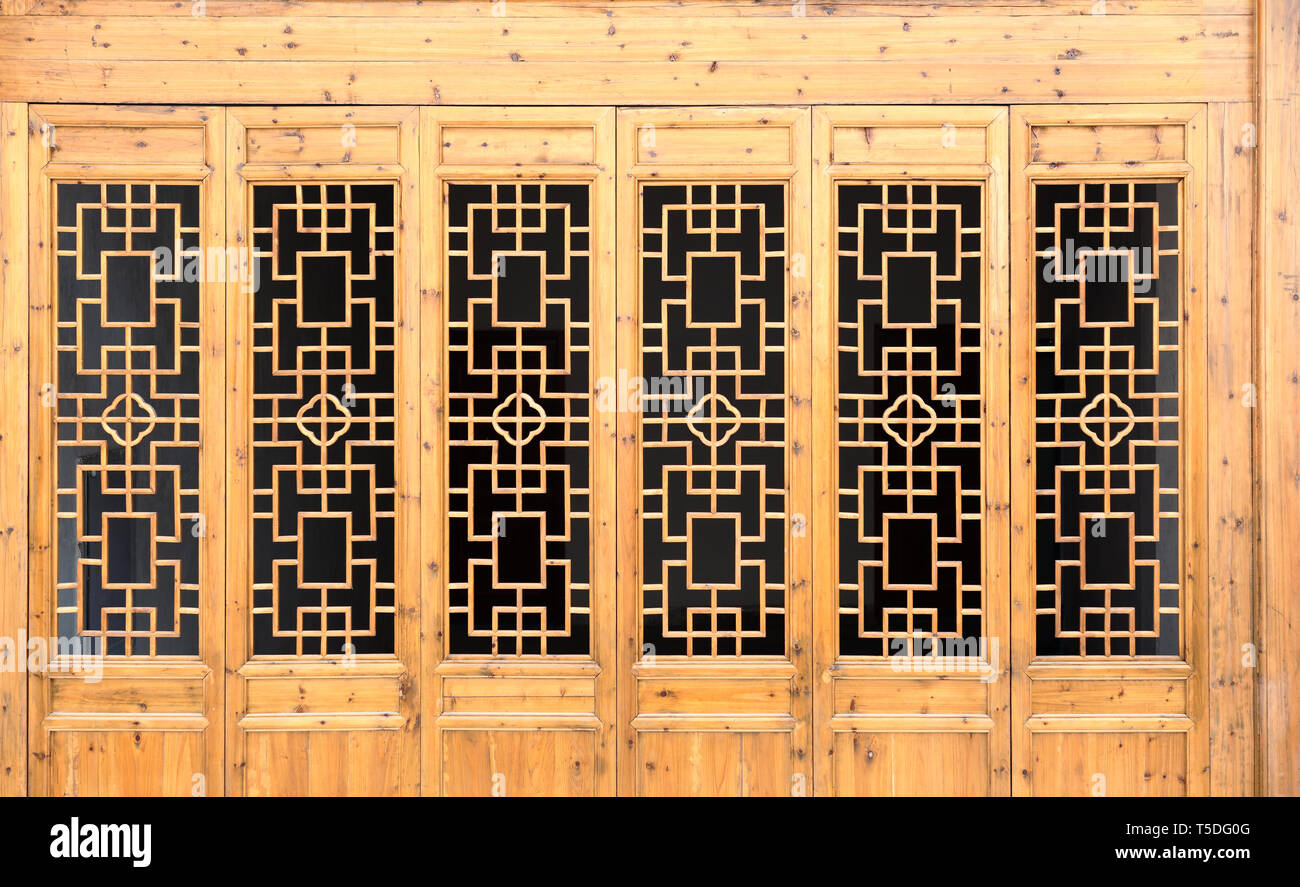 Cadre en bois ancien chinois Gros plan porte avec motif décoratif sous le soleil, vue de l'intérieur du bâtiment. Banque D'Images