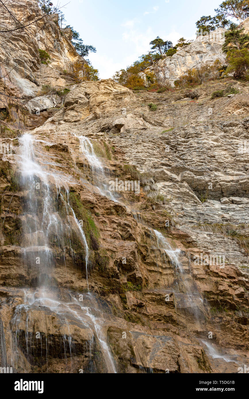 Belle vue sur Uchan-su cascade qui tombe de haut le Ah-Petri rock mountain en Crimée, la Russie près de Yalta. Banque D'Images