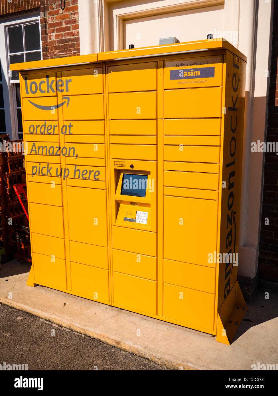 Amazon Locker self-service, Service de livraison de colis magasin Co-Op, Reading, Berkshire, Angleterre, RU, FR. Banque D'Images