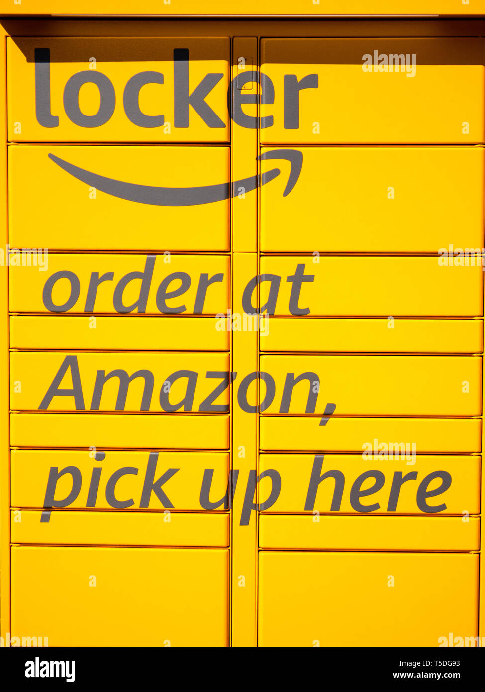 Amazon Locker self-service, Service de livraison de colis magasin Co-Op, Reading, Berkshire, Angleterre, RU, FR. Banque D'Images