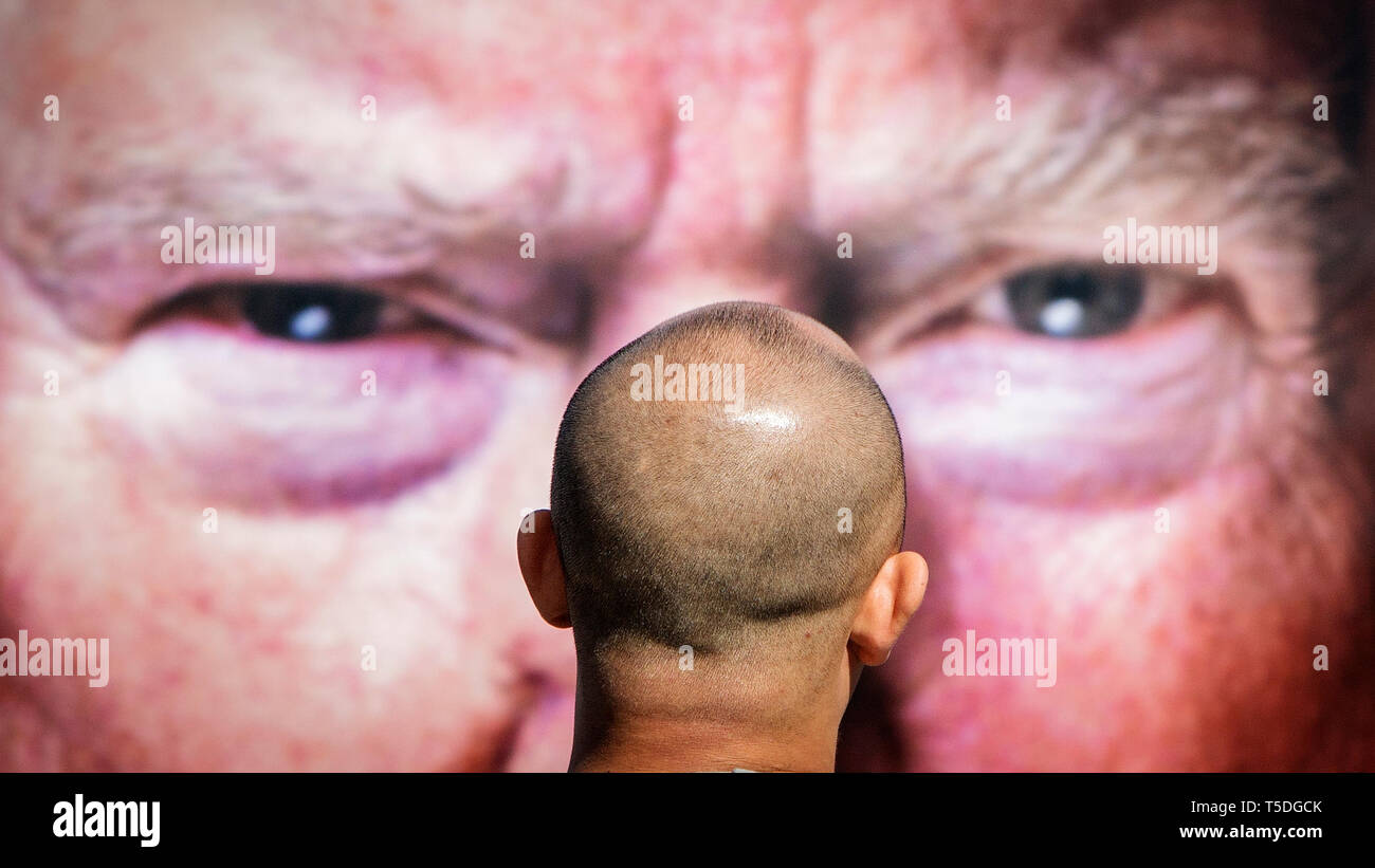 Un homme regarde une photo de Donald Trump à l'extérieur de la zone de débat à l'Université de Hofstra. Le Democrate et républicain nominés pour le président des États-Unis, Mme Hillary Rodham Clinton, et Donald John Trump, s'est réuni le 26 septembre pour la première tête à tête de débat présidentiel à l'Université Hofstra, à Long Island. Banque D'Images