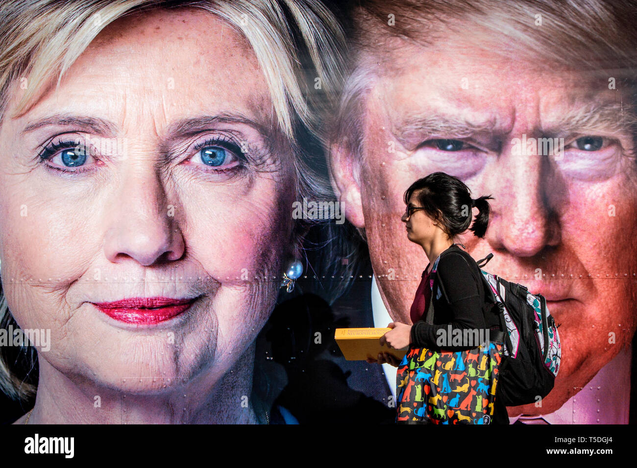 Les gens passe devant deux portraits de candidats à la présidentielle, collé sur une caravane Airstream de CNN à l'écart du débat. Le Democrate et républicain nominés pour le président des États-Unis, Mme Hillary Rodham Clinton, et Donald John Trump, s'est réuni le 26 septembre pour la première tête à tête de débat présidentiel à l'Université Hofstra, à Long Island. Banque D'Images
