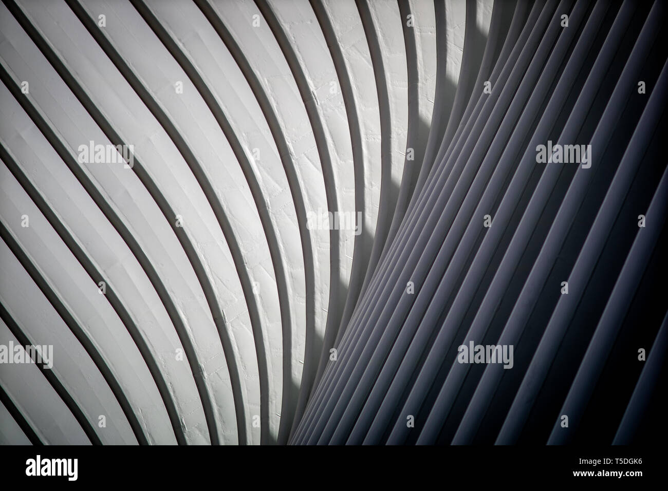 L'Oculus, conçu par l'architecte espagnol Santiago Calatrava au Mémorial National du 11 septembre la Plaza dans le centre-ville de New York. L'Oculus couvre l'atrium et d'un centre commercial qui se branche sur le chemin du métro et train ainsi que le Musée du 11 septembre. Banque D'Images
