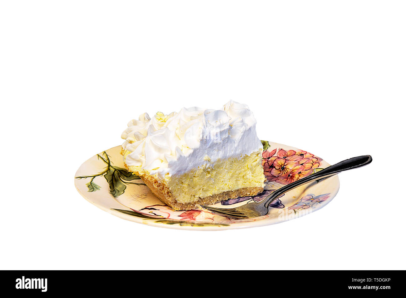 Tranche de tarte à la crème de coco servi sur pain de fleurs plaque avec la fourchette. Isolé sur fond blanc. Banque D'Images