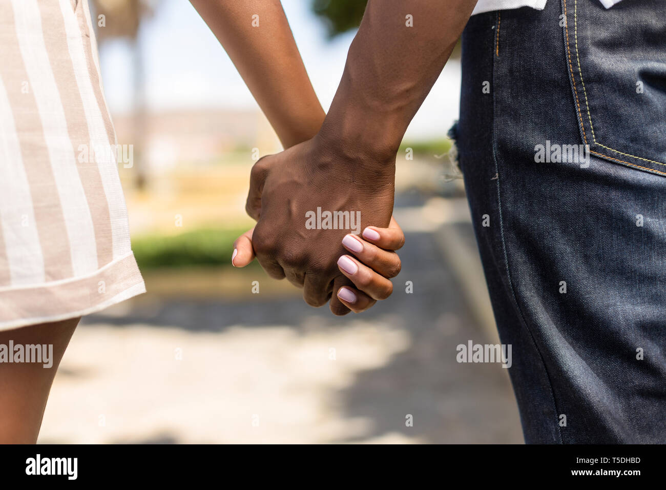Close up portrait extérieur de black african american couple holding hands Banque D'Images