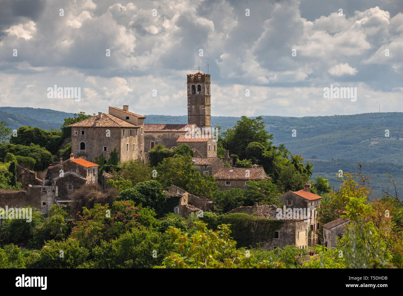 Završje. Piemonte d'Istrie. Vieux village sur colline. Istrie. Croatie. Europe. Banque D'Images