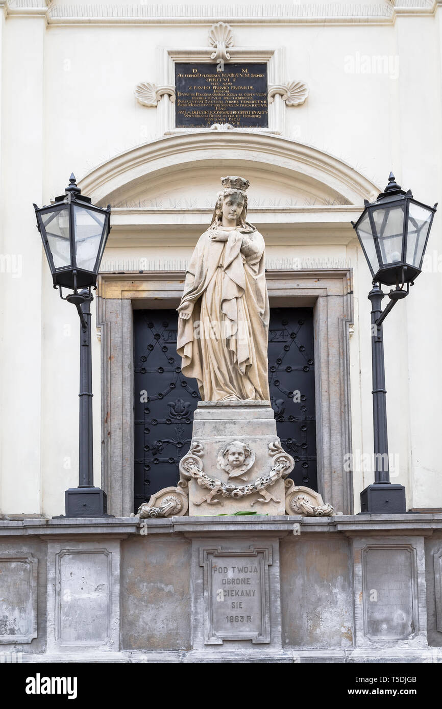 Mère de Dieu la sculpture à l'église catholique du Saint Esprit à Varsovie. Pologne Banque D'Images
