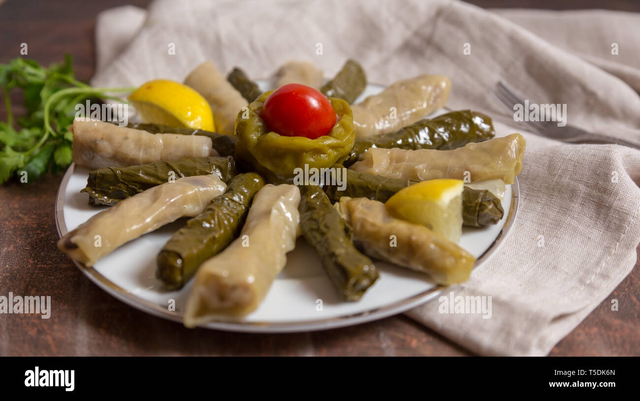 Cuisine turque traditionnelle avec de l'huile d'olive feuilles, le chou et les poivrons farcis Banque D'Images