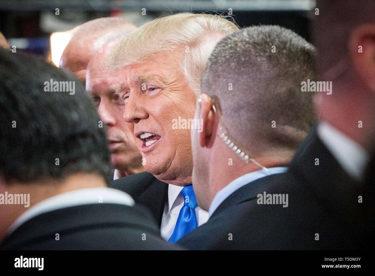 Donald Trump candidat présidentiel républicain parle aux médias après le débat. Derrière lui, son épouse, Melania Trump. Le Democrate et républicain nominés pour le président des États-Unis, Mme Hillary Rodham Clinton, et Donald John Trump, s'est réuni le 26 septembre pour la première tête à tête de débat présidentiel à l'Université Hofstra, à Long Island. Banque D'Images