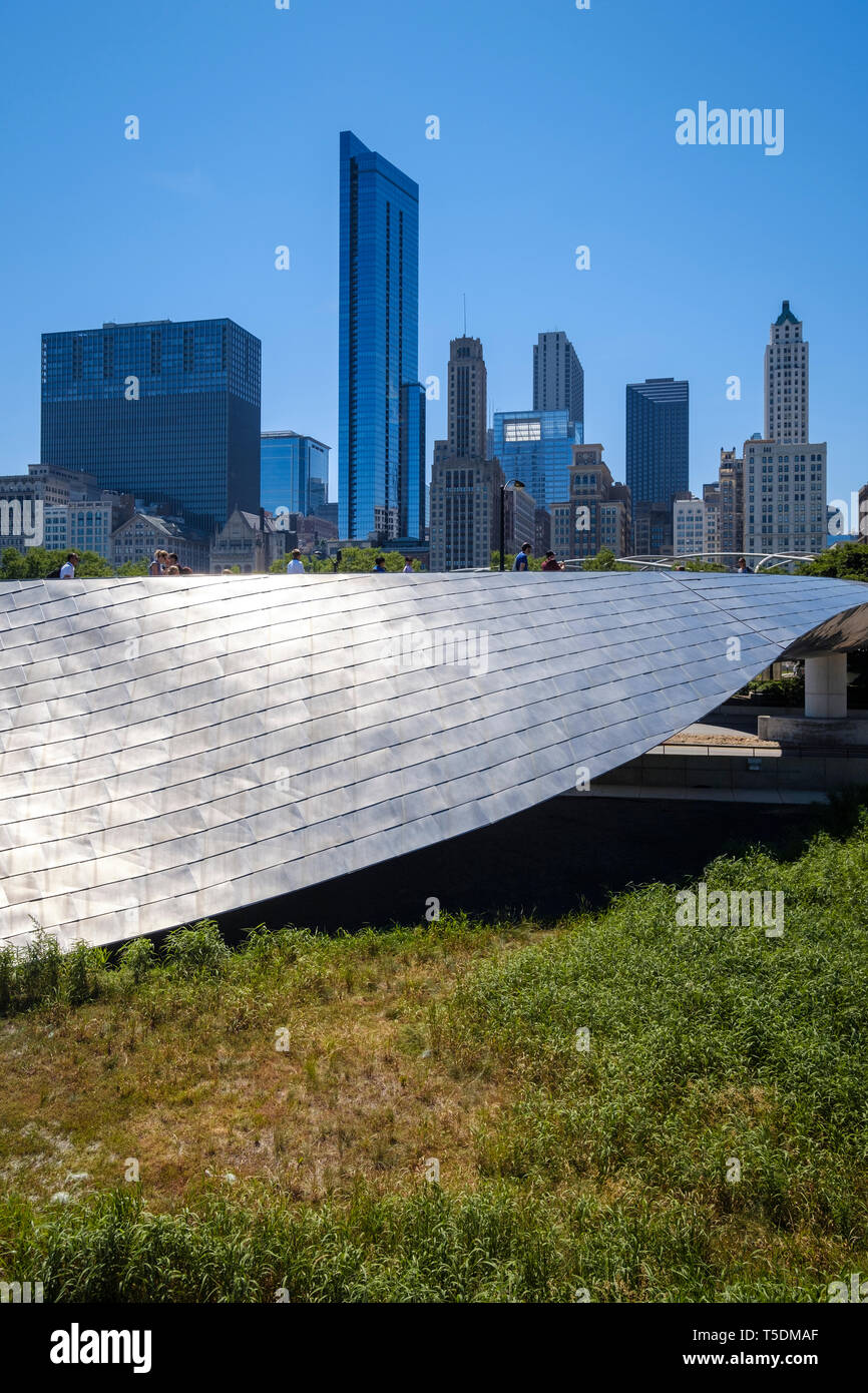 BP passerelle pour piétons par l'architecte Frank Gehry de Millennium Park dans le centre-ville de Chicago Banque D'Images