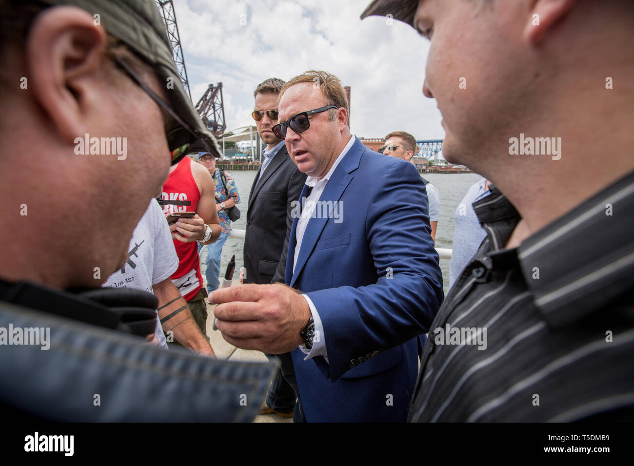 Choc Radio jock, théoricien de la conspiration et fondateur d'Infowars, Alex Jones, à un canon pro rally au début de la Convention nationale républicaine à Cleveland. Banque D'Images