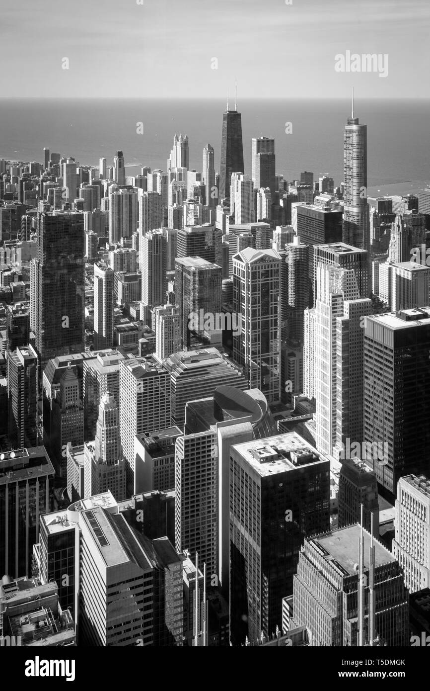 L'œil de l'oiseau remarquable vue sur le centre-ville de Chicago à partir de l'emblématique Willis Tower Skydeck au 103ème étage en noir et blanc Banque D'Images