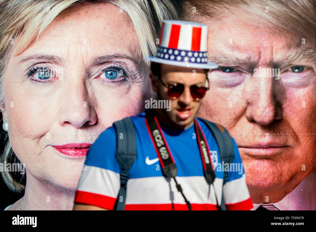 Les gens passe devant deux portraits de candidats à la présidentielle, collé sur une caravane Airstream de CNN à l'écart du débat. Le Democrate et républicain nominés pour le président des États-Unis, Mme Hillary Rodham Clinton, et Donald John Trump, s'est réuni le 26 septembre pour la première tête à tête de débat présidentiel à l'Université Hofstra, à Long Island. Banque D'Images