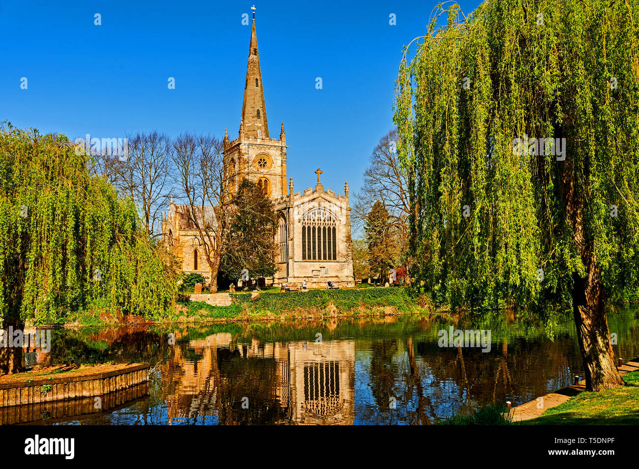 L'église Holy Trinity de Stratford-upon-Avon, lieu de sépulture de la dramaturge William Shakespeare se situe sur les rives de la rivière Avon, dans le Warwickshire. Banque D'Images