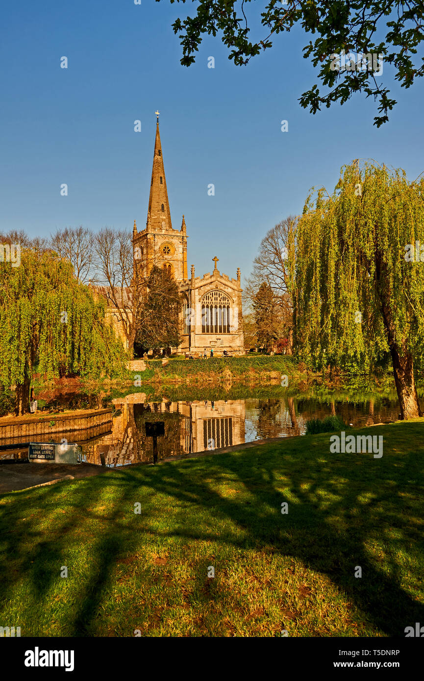 L'église Holy Trinity de Stratford-upon-Avon, lieu de sépulture de la dramaturge William Shakespeare se situe sur les rives de la rivière Avon, dans le Warwickshire. Banque D'Images